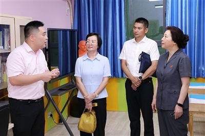 圖③：“小公民法律課堂”開(kāi)講前，全國(guó)人大代表殷其龍（右二）、重慶市人大代表李自玲（左二）聽(tīng)取楊家坪中學(xué)負(fù)責(zé)人關(guān)于未成年人思想教育工作情況的介紹。