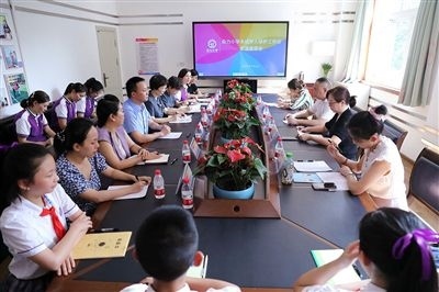 圖⑤：法治宣講結(jié)束后，重慶五中院組織召開(kāi)座談會(huì)，聽(tīng)取人大代表和朵力小學(xué)教師、家長(zhǎng)代表對(duì)法院未成年人保護(hù)工作的意見(jiàn)建議。