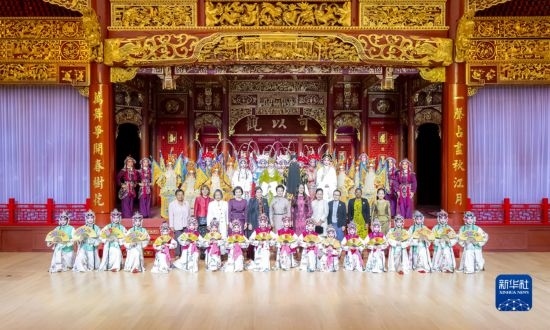  10月18日上午，國家主席習(xí)近平夫人彭麗媛邀請出席第三屆“一帶一路”國際合作高峰論壇的外方領(lǐng)導(dǎo)人夫人參觀中國工藝美術(shù)館（中國非物質(zhì)文化遺產(chǎn)館）。這是彭麗媛同外方領(lǐng)導(dǎo)人夫人與文藝演出演職人員合影。新華社記者 丁林 攝