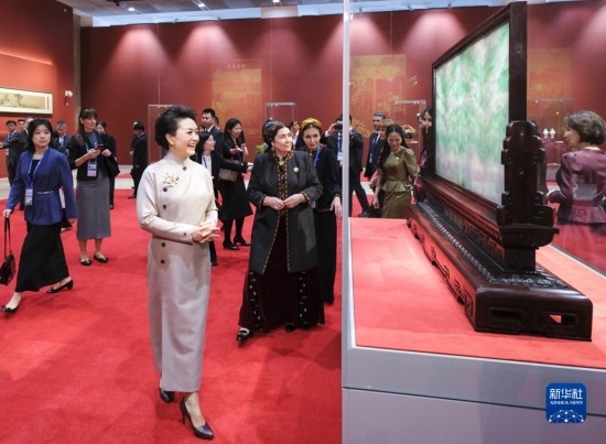  10月18日上午，國家主席習(xí)近平夫人彭麗媛邀請出席第三屆“一帶一路”國際合作高峰論壇的外方領(lǐng)導(dǎo)人夫人參觀中國工藝美術(shù)館（中國非物質(zhì)文化遺產(chǎn)館）。這是彭麗媛同外方領(lǐng)導(dǎo)人夫人參觀展品。新華社記者 丁林 攝