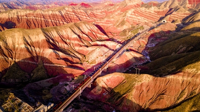 穿越丹霞地貌的火車。蘭州局集團公司融媒體中心供圖