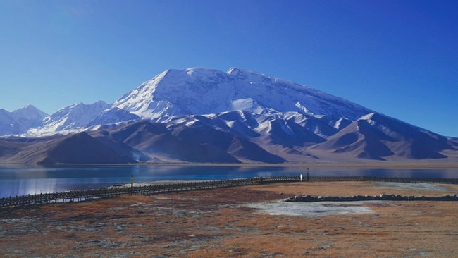 喀拉庫勒湖。中國鐵路烏魯木齊局集團有限公司供圖