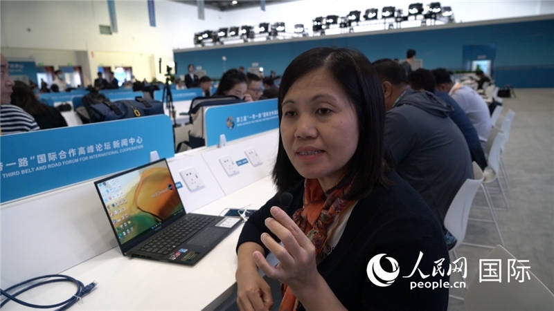 越南之聲廣播電臺(tái)記者胡鴻行（音譯，H? H?ng H?nh）與記者交談。人民網(wǎng) 楊春燕攝