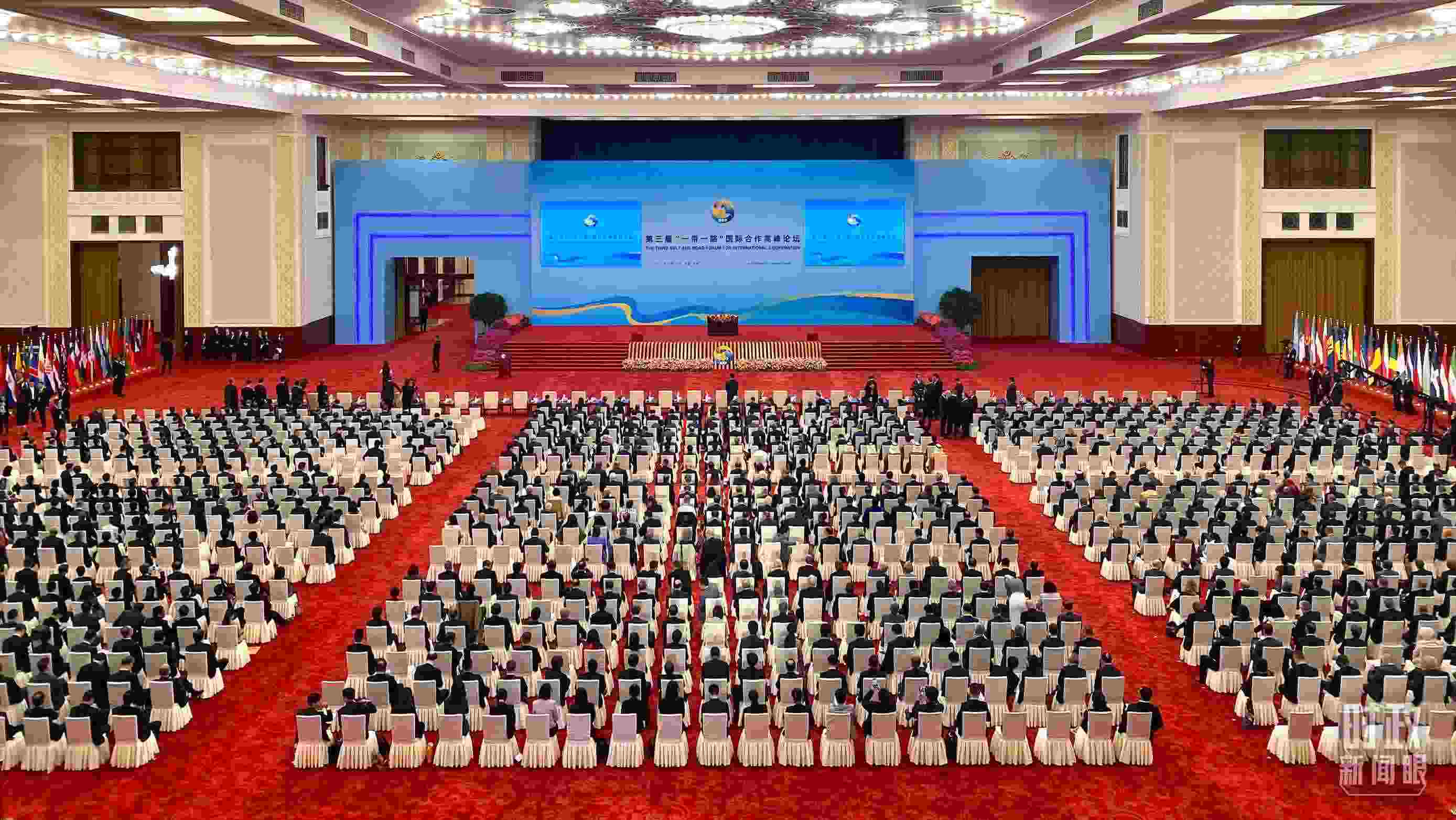 △人民大會堂宴會廳。這是開幕式之前的現(xiàn)場。（總臺央視記者李增仁拍攝）