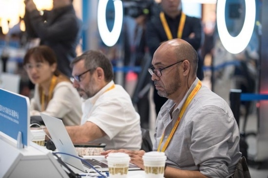 10月17日，記者在“一帶一路”國際合作高峰論壇新聞中心工作。新華社記者 張豪夫 攝