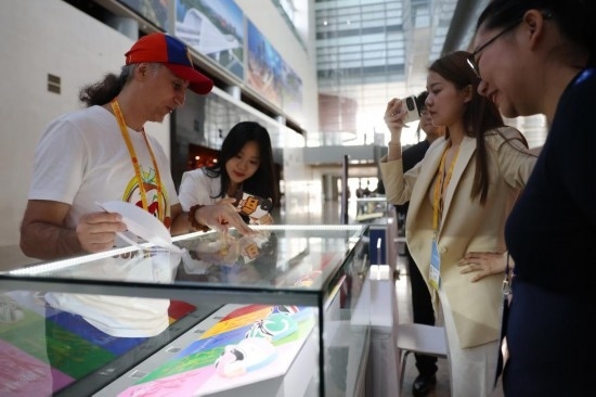 10月16日，參會記者在“一帶一路”國際合作高峰論壇新聞中心參觀展示的中國非物質文化遺產(chǎn)展品。新華社記者 陳斌 攝