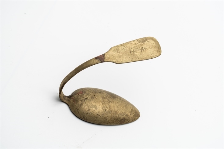 鏨刻“來遠(yuǎn)”的湯勺。國家文物局供圖