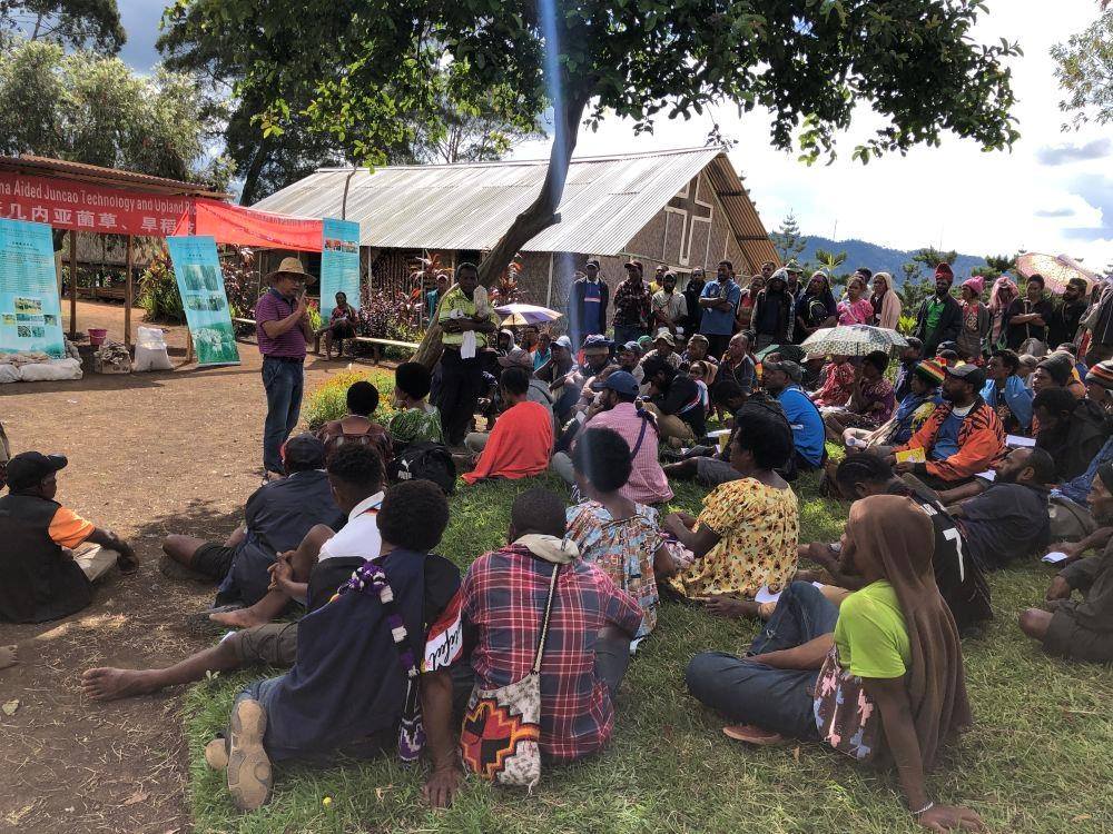 △2020年12月15日，中國專家在巴布亞新幾內(nèi)亞東高地省中國援助巴新菌草和旱稻技術(shù)項(xiàng)目第9期培訓(xùn)班上授課。