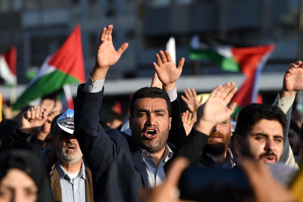 10月18日，人們?cè)谝晾实潞谔m舉行集會(huì)。當(dāng)日，突尼斯、土耳其、伊朗等多國(guó)民眾舉行集會(huì)，表達(dá)對(duì)巴勒斯坦人民的支持，并譴責(zé)針對(duì)加沙城醫(yī)院的襲擊。新華社記者 沙達(dá)提 攝