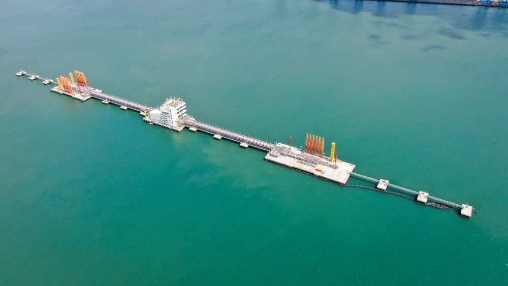 這是肯尼亞蒙巴薩油碼頭（2023年9月20日攝，無人機照片）。新華社發(fā)（中國交通建設(shè)股份有限公司肯尼亞蒙巴薩新建油碼頭項目部供圖）