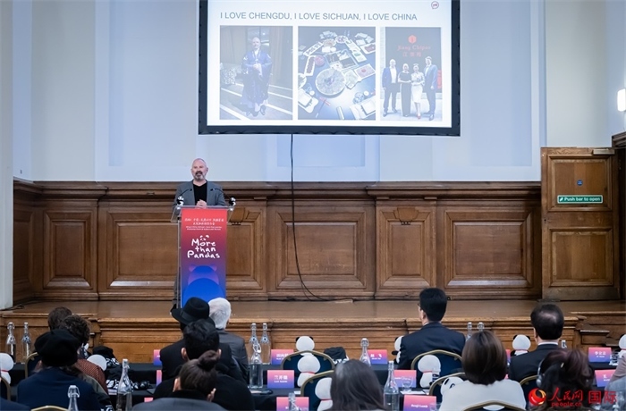 英國群英創(chuàng)意全球首席執(zhí)行官杰米·撒杰特在現場發(fā)言，分享如何進一步提升四川旅游的國際影響力、吸引更多的英國游客。人民網 郭錦標攝