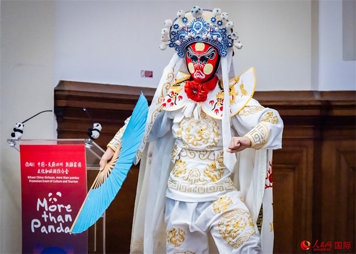 川劇絕活變臉表演。人民網 郭錦標攝