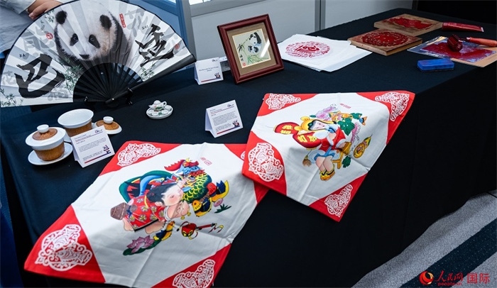 活動現場的現場文創(chuàng)展、互動體驗區(qū)、非遺區(qū)展示。人民網 郭錦標攝