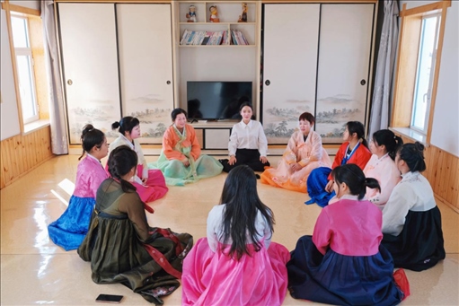 2023年6月，楊麗娜（后中）對擔任民宿管家的光東村村民們進行標準化培訓。（新華社記者金津秀攝）