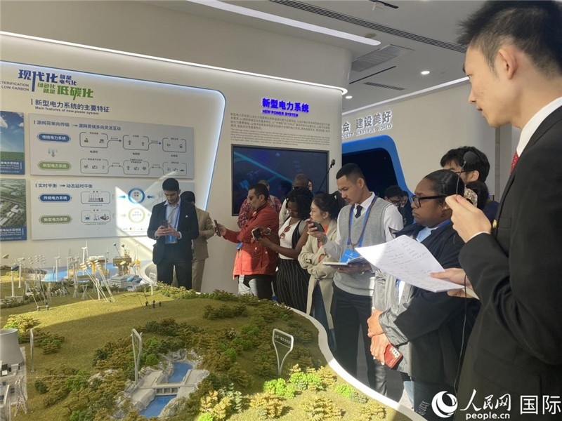 2023“一帶一路”媒體合作論壇聯(lián)合采訪團(tuán)參訪中國能建。人民網(wǎng)記者 于洋攝