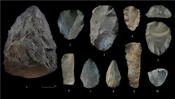 石制品 1.手斧 2、4、5.勒瓦婁哇石核（循環(huán)剝片法、優(yōu)先剝片法）3.勒瓦婁哇石葉石核 6.勒瓦婁哇石葉 7、8.勒瓦婁哇尖狀器 9.石葉 10.錐形石葉石核。中肯聯(lián)合考古隊供圖