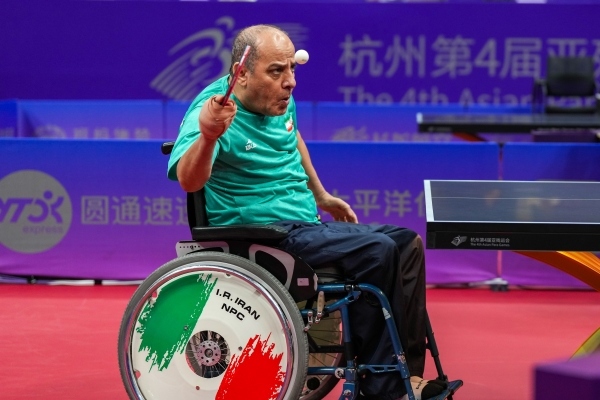 10月23日，杭州第4屆亞殘運(yùn)會(huì)乒乓球男子單打Class2小組循環(huán)賽舉行。圖為伊朗隊(duì)選手哈?！ず?jiǎn)費(fèi)尚在比賽中。圖片來(lái)源：杭州亞殘組委會(huì)