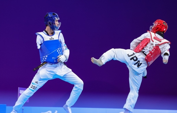 10月23日，杭州第4屆亞殘運(yùn)會(huì)跆拳道男子K44級(jí)58公斤級(jí)銅牌賽舉行。圖為烏茲別克斯坦隊(duì)選手桑賈貝克·穆赫托羅夫(左)和日本隊(duì)選手阿渡健太在比賽中。圖片來(lái)源：杭州亞殘組委會(huì)