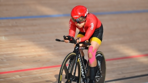 10月23日，杭州第4屆亞殘運(yùn)會(huì)場(chǎng)地自行車(chē)女子個(gè)人C4-5級(jí)3000米追逐賽金牌賽舉行。圖為中國(guó)隊(duì)選手季子賢在比賽中。圖片來(lái)源：杭州亞殘組委會(huì)