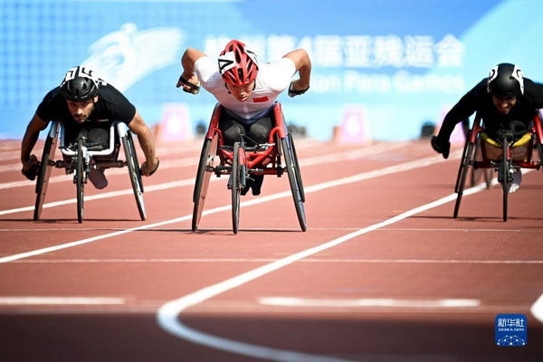 10月23日，中國(guó)選手龔文浩（左二）在杭州第4屆亞殘運(yùn)會(huì)男子100米-T34決賽的比賽中。他以15秒55的成績(jī)獲得該項(xiàng)目銀牌。新華社記者 江漢攝