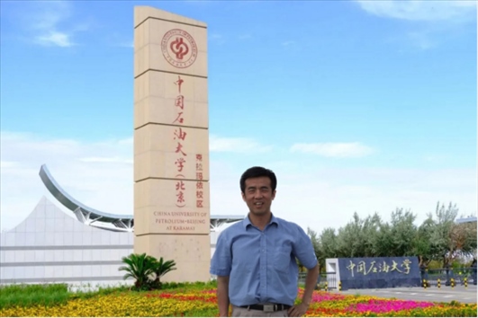 北京交通大學“銀齡教師”黃曉鳴。校方供圖