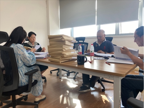 北京交通大學退休教師田立年與當?shù)貛熒谝黄稹Ｐ７焦﹫D