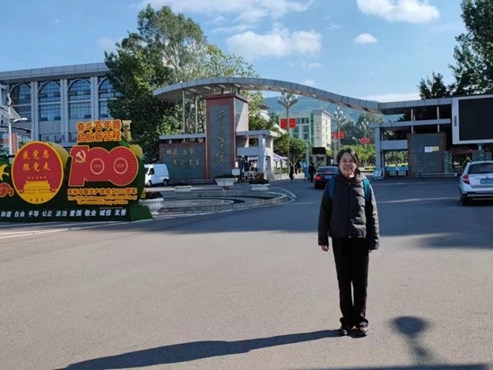 北京交通大學退休教師李唐軍在西昌學院。校方供圖