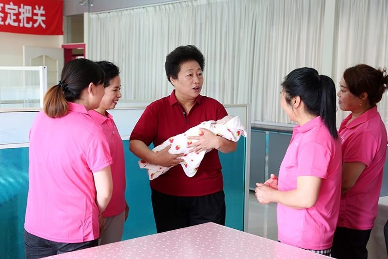 △2021年6月2日，卓長(zhǎng)立（中）指導(dǎo)正在接受培訓(xùn)的家政服務(wù)員。