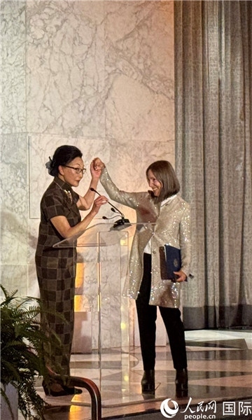 加州副州長(zhǎng)康伊蓮為方李邦琴獲獎(jiǎng)致辭。人民網(wǎng)記者 鄧圩攝