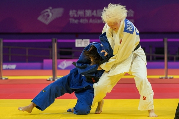 10月24日，杭州第4屆亞殘運(yùn)會柔道女子J2級57公斤級決賽舉行。圖為中國隊選手王嘉楠（右）和日本隊選手廣瀨順子在比賽中。圖片來源：杭州亞殘組委