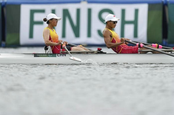 2021年8月29日，在東京殘奧會賽艇項目PR2級混合雙人雙槳決賽中，中國組合劉爽/蔣繼劍獲得銅牌。圖為劉爽（左）/蔣繼劍在比賽中。新華社記者 胡虎虎攝（資料圖）