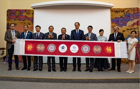 “絲路綺粲—中國絲綢藝術展”開幕式在匈牙利首都布達佩斯舉行。布達佩斯中國文化中心供圖