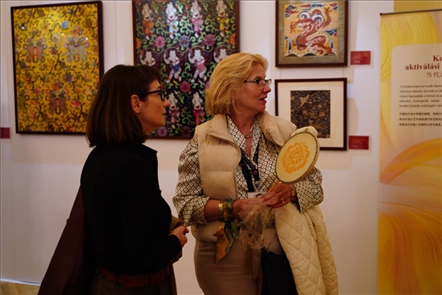 游客觀賞。布達佩斯中國文化中心供圖