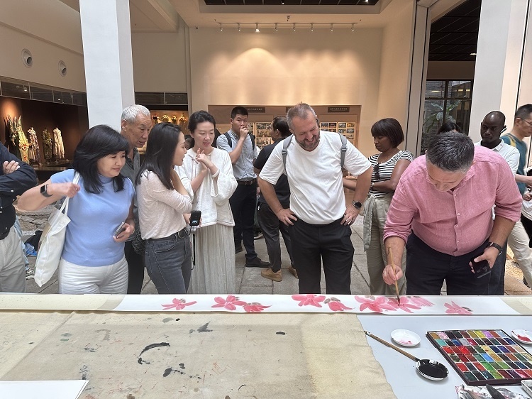 首屆國際傳播“絲路獎(jiǎng)”獲獎(jiǎng)代表等在廣州市荔灣區(qū)永慶坊參加文化交流活動(dòng)。楊爍壁、王燕攝影報(bào)道