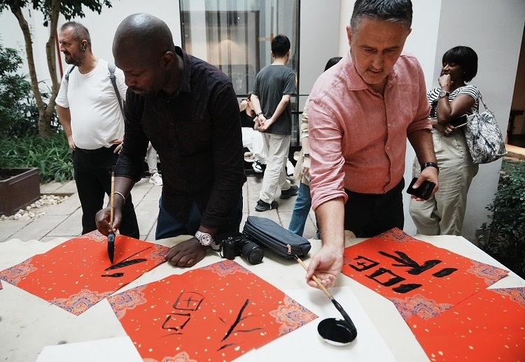 首屆國際傳播“絲路獎(jiǎng)”獲獎(jiǎng)代表等在廣州市荔灣區(qū)永慶坊參加文化交流活動(dòng)。楊爍壁、王燕攝影報(bào)道