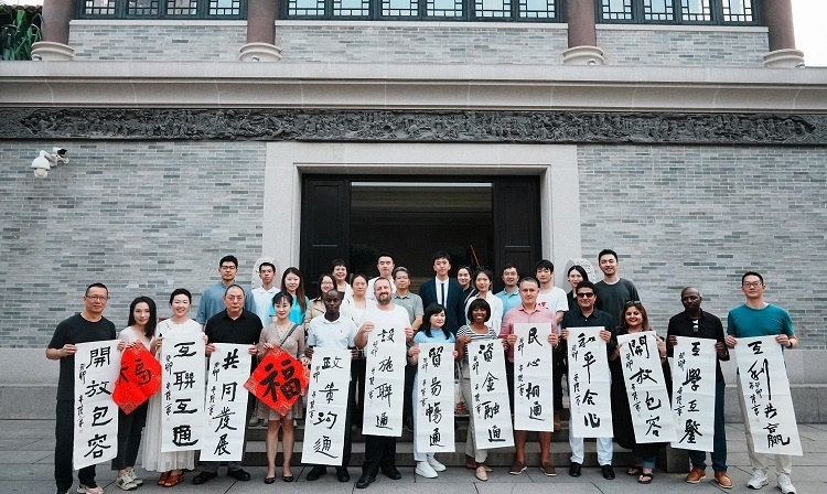 首屆國際傳播“絲路獎(jiǎng)”獲獎(jiǎng)代表等在廣州市荔灣區(qū)永慶坊參加文化交流活動(dòng)。楊爍壁、王燕攝影報(bào)道