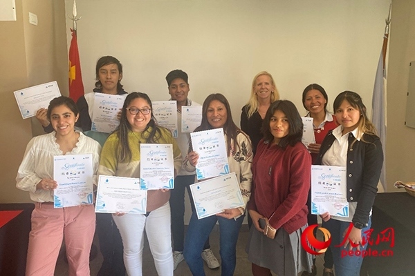 社區(qū)工作專家莫伊拉（后排右二）向“中文工坊”第二期培訓(xùn)班部分結(jié)業(yè)學(xué)員頒發(fā)由薩爾塔省教育部簽發(fā)的結(jié)業(yè)證書。人民網(wǎng)記者 吳思萱攝