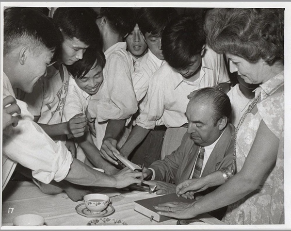 諾貝爾文學(xué)獎得主巴勃羅·聶魯達與中國青年在一起（資料圖片）。中國美術(shù)館供圖