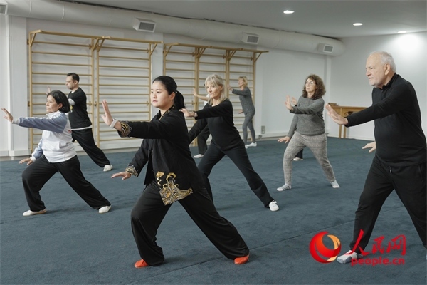 阿根廷武術(shù)俱樂部協(xié)會副會長陳敏正在教學(xué)。人民網(wǎng)記者 張若涵攝