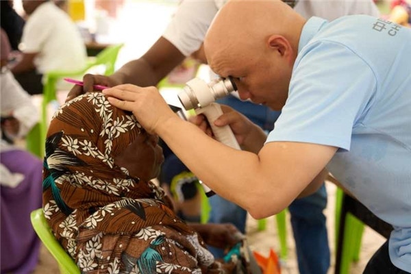 醫(yī)療隊為當?shù)鼗颊吡x診。中國援桑醫(yī)療隊供圖
