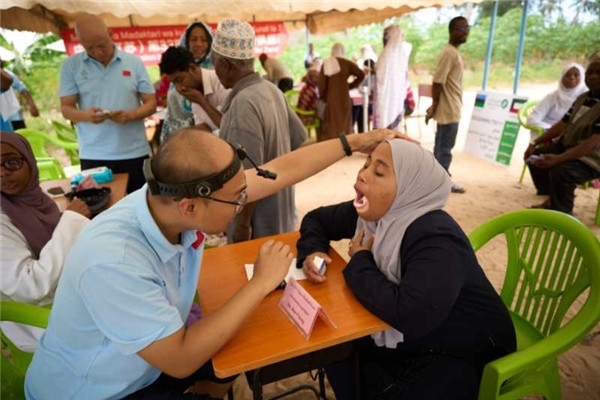 醫(yī)療隊為當?shù)鼗颊吡x診。中國援桑醫(yī)療隊供圖