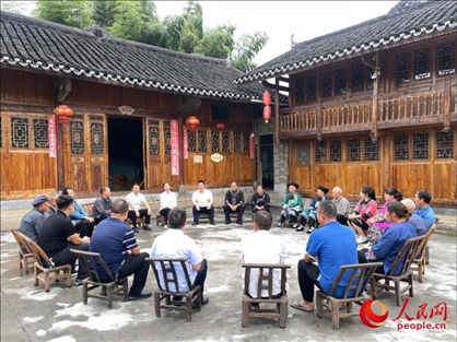 花垣縣石欄鎮(zhèn)朋巖村的院壩會。人民網(wǎng) 周靜圓攝