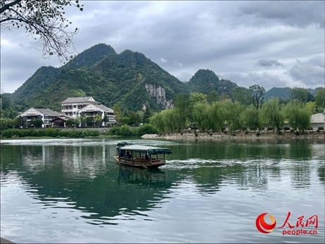 秋日的邊城鎮(zhèn)，青山滴翠、碧水含情。人民網(wǎng) 周靜圓攝