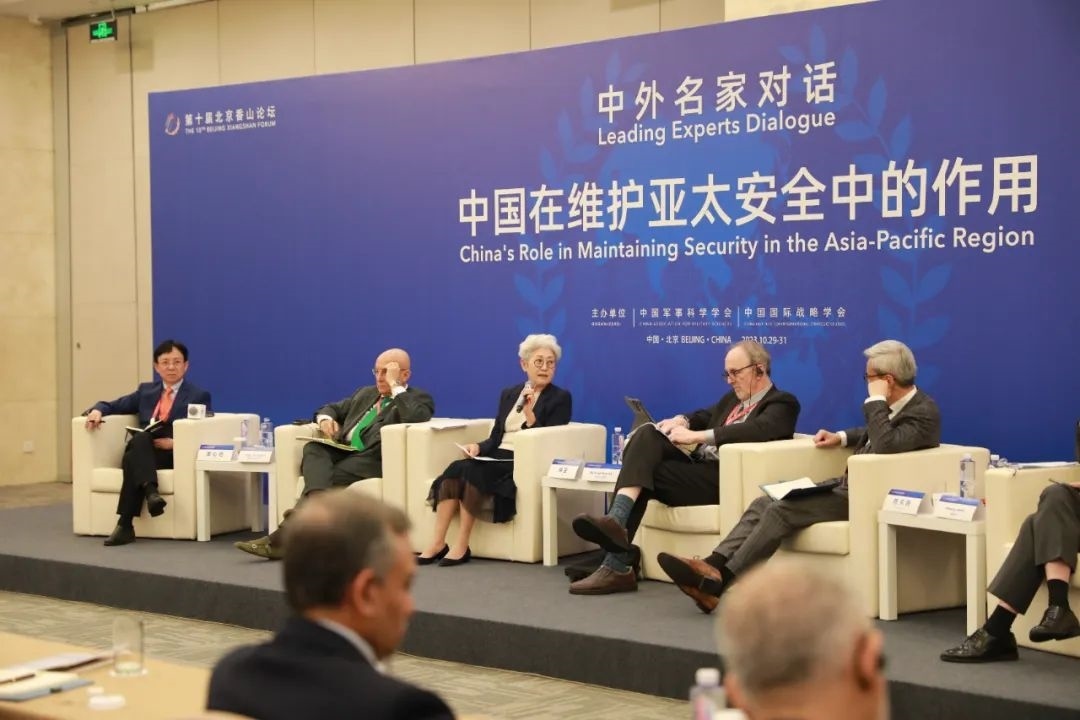 傅瑩（左三）反駁邁克爾·史文（左四）。斯基攝