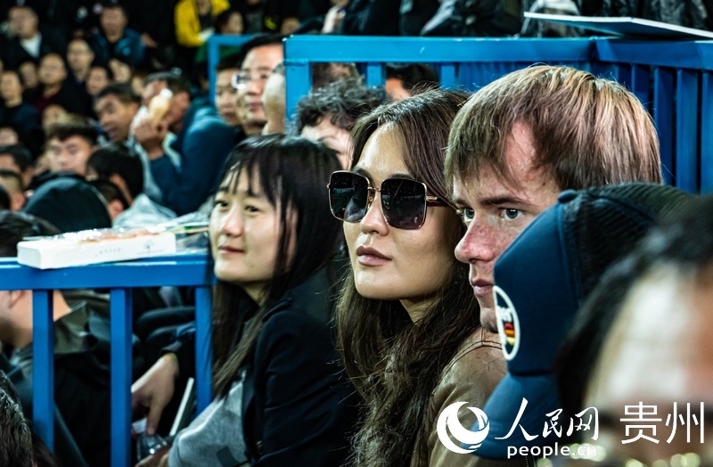 外媒記者走進(jìn)“村BA”決賽現(xiàn)場(chǎng)觀看比賽。人民網(wǎng) 陽(yáng)茜 攝