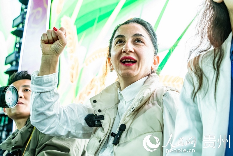 外媒記者在現(xiàn)場(chǎng)吶喊助威。人民網(wǎng) 陽(yáng)茜攝