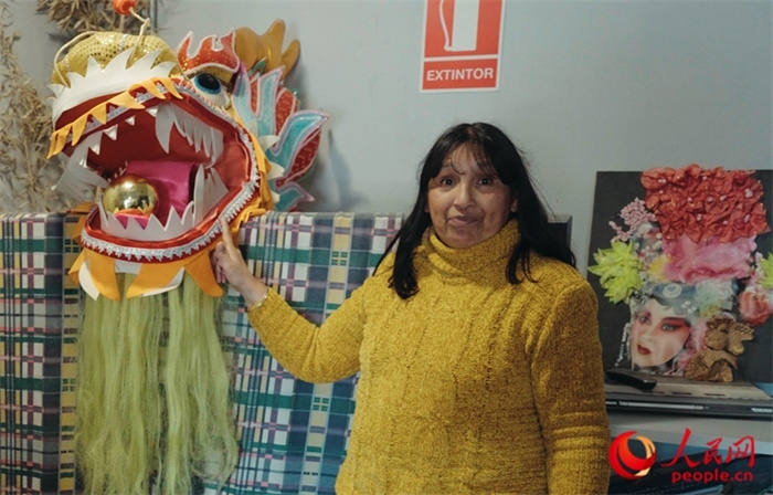 “熊貓閱覽室”一角。盧漢·梅洛為記者展示大使館贈(zèng)送的龍頭。人民網(wǎng)記者 張若涵攝