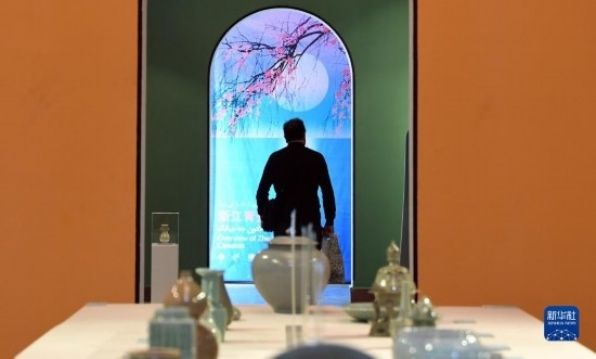 10月30日，人們?cè)谝晾实潞谔m伊朗國(guó)家藝術(shù)科學(xué)院觀看展出的展品。新華社記者 沙達(dá)提 攝