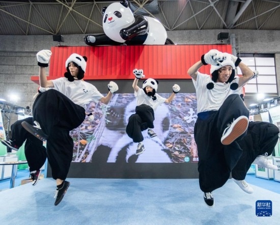  10月29日，街舞隊(duì)在日本大阪國(guó)際會(huì)展中心中國(guó)館表演街舞。新華社發(fā)（中國(guó)駐大阪旅游辦事處供圖）