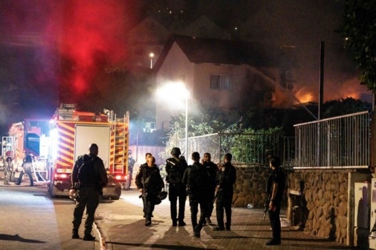  10月29日，在以色列北部城市謝莫納，以軍士兵和急救人員在一處被火箭彈擊中的現(xiàn)場(chǎng)執(zhí)勤。新華社發(fā)（阿亞爾·馬爾戈林?jǐn)z/基尼圖片社）